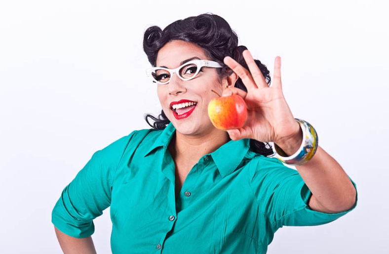 Tía Betty shows an apple to the camera
