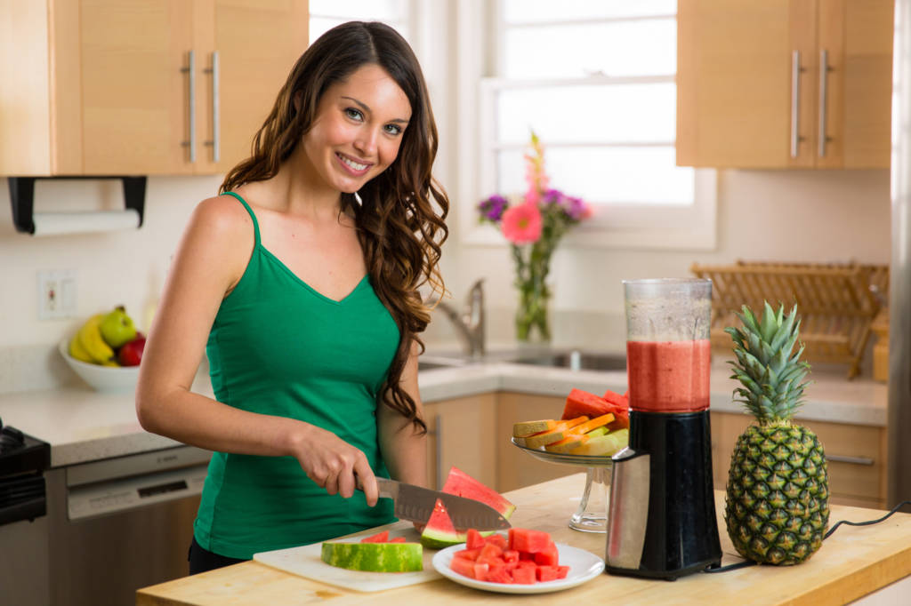 woman making a smoothie, woman eating healthy