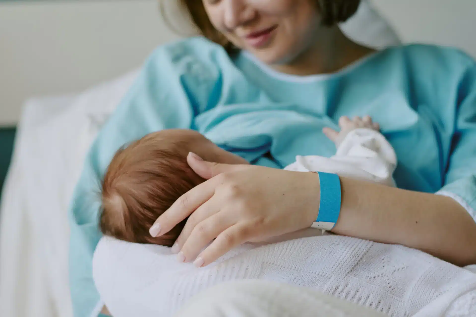 En relación con los partos prematuros: EE. UU. enfrenta altas tasas de mortalidad infantil y materna.