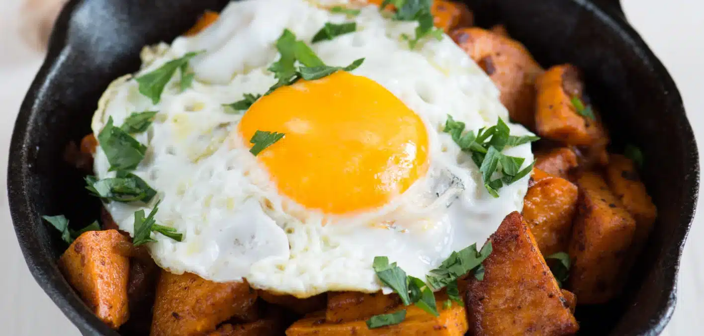 Sartén de Batata Dulce con Huevo al Amanecer