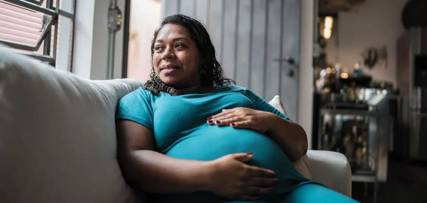 Los retrasos en la atención prenatal siguen afectando con mayor dureza a las madres de color en Estados Unidos.