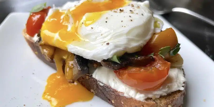 Huevos con Hongos y Tomate sobre Tostada Crujiente
