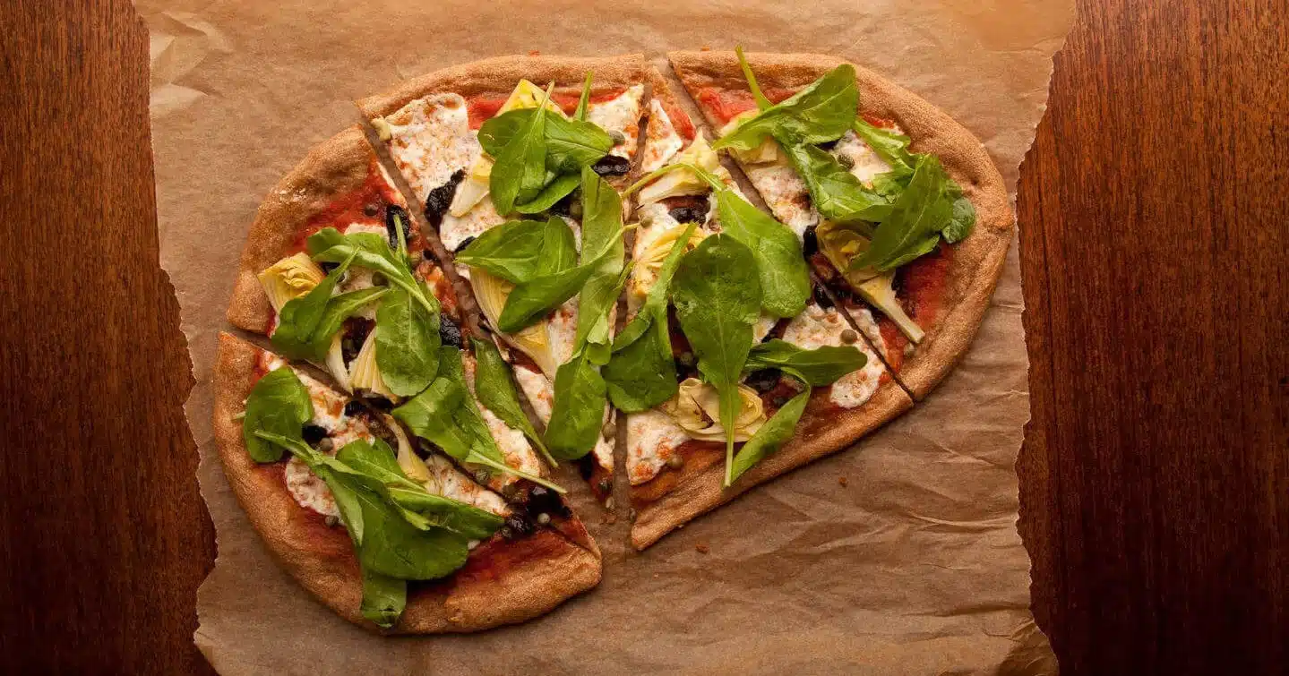 Audaz y salado: Remix de pizza de alcachofa, rúcula y aceitunas