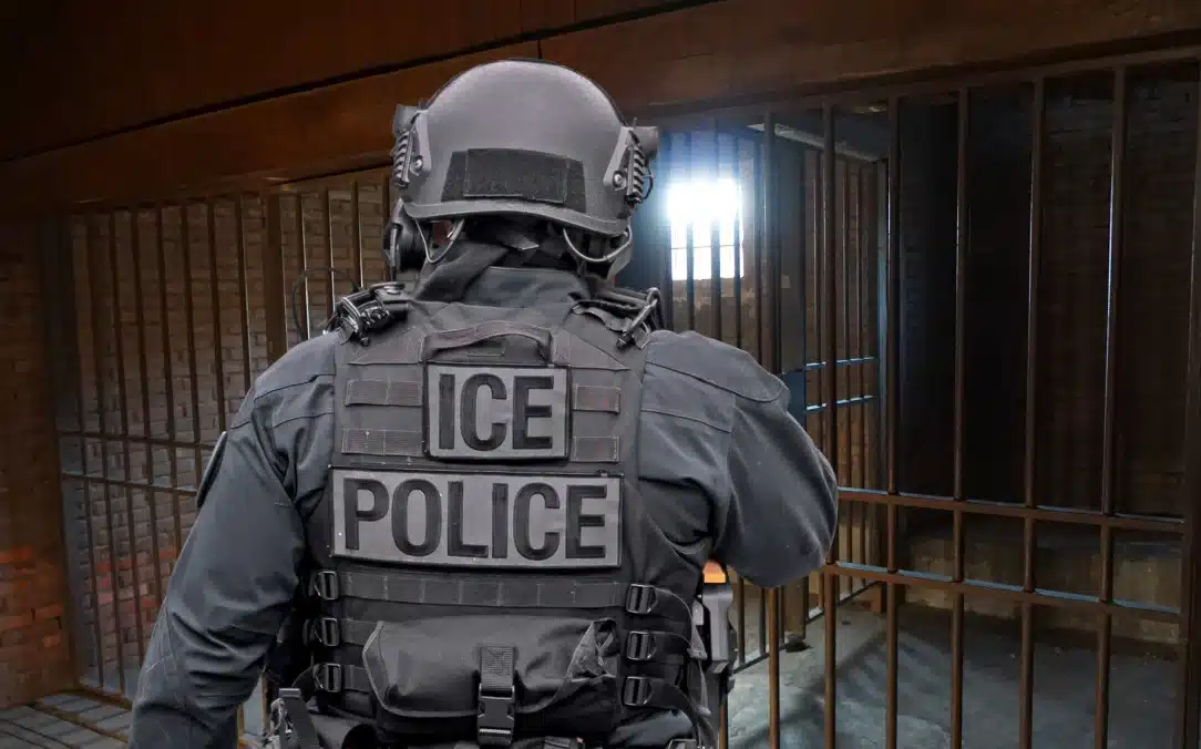 Bajo el Radar: Redes Médicas Comunitarias Atienden en Casa Cuando el Miedo a ICE Impide Ir al Doctor