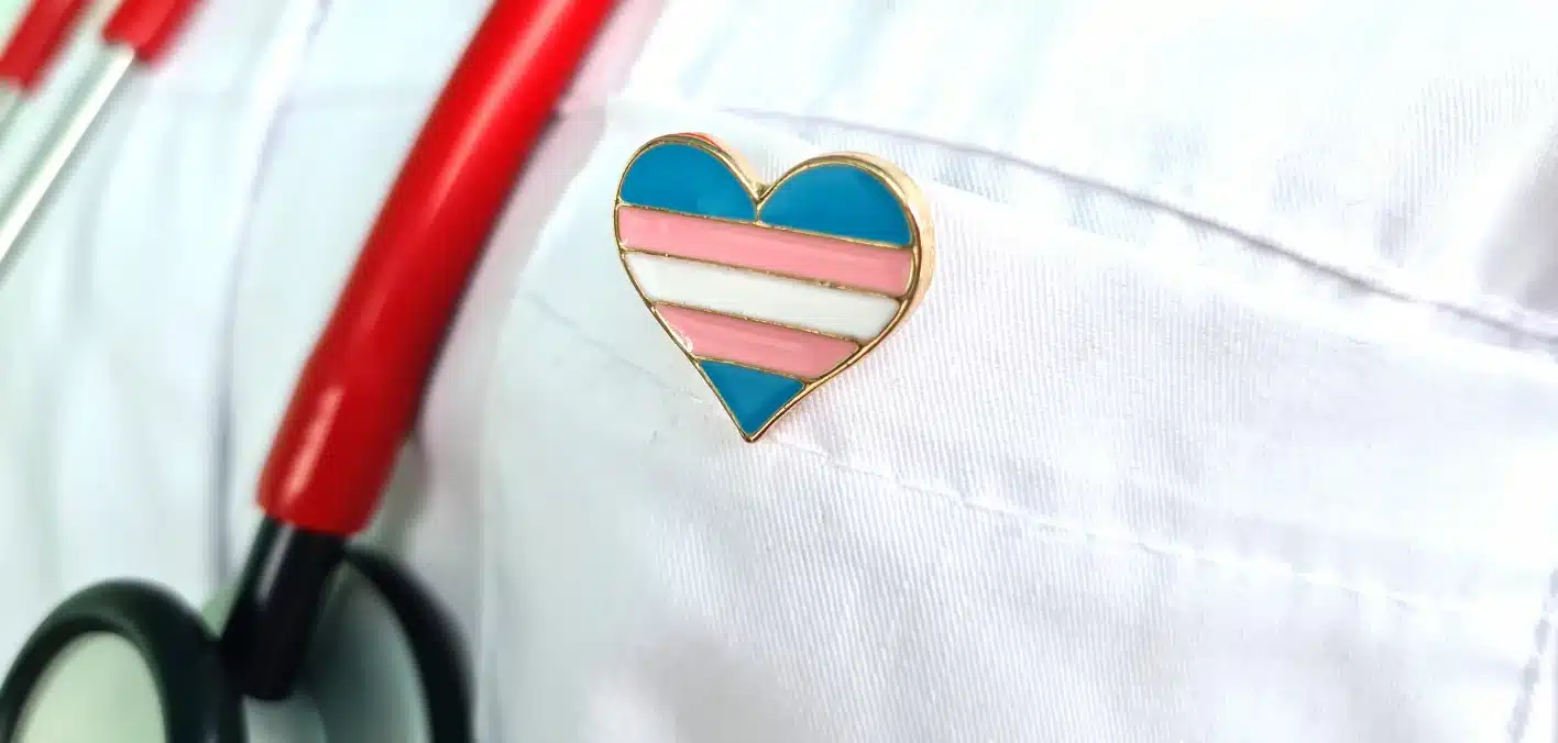 Médicos Demandas al Gobierno para Detener Restricciones a la Atención de Personas Transgénero con VIH