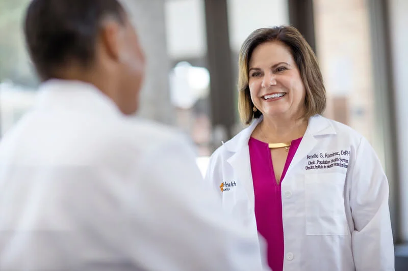 La Dra. Amelie Ramirez recibe una subvención de $400,000 de Komen para estudiar el yoga terapéutico en sobrevivientes de cáncer de mama