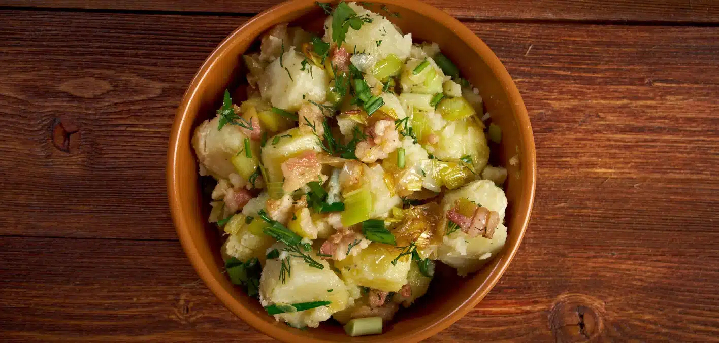 Receta saludable: ensalada tibia de papa al estilo alemán con semillas de alcaravea