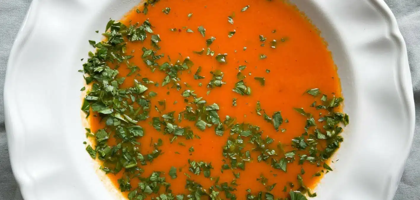 Receta saludable: sopa de tomate con hierbas