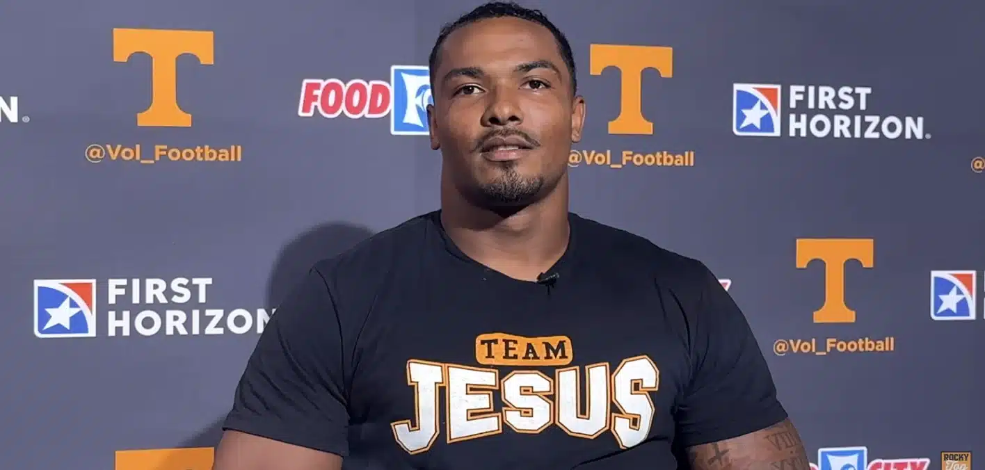 El futbolista de Tennessee, Arion Carter, convierte una suspensión de la NCAA en una campaña para combatir el cáncer