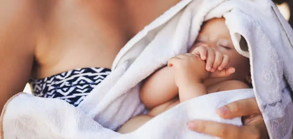 La mayoría de los bebés expuestos a la hepatitis C no recibe las pruebas recomendadas