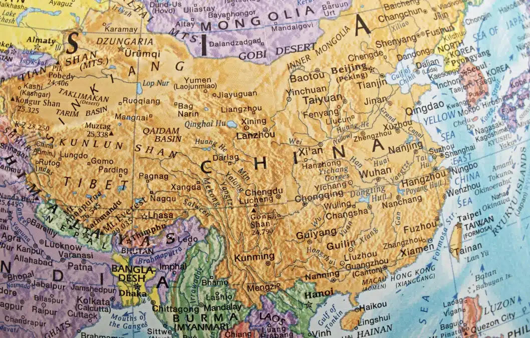 Mientras los políticos debaten sobre China, pacientes estadounidenses buscan allí tratamientos de vanguardia